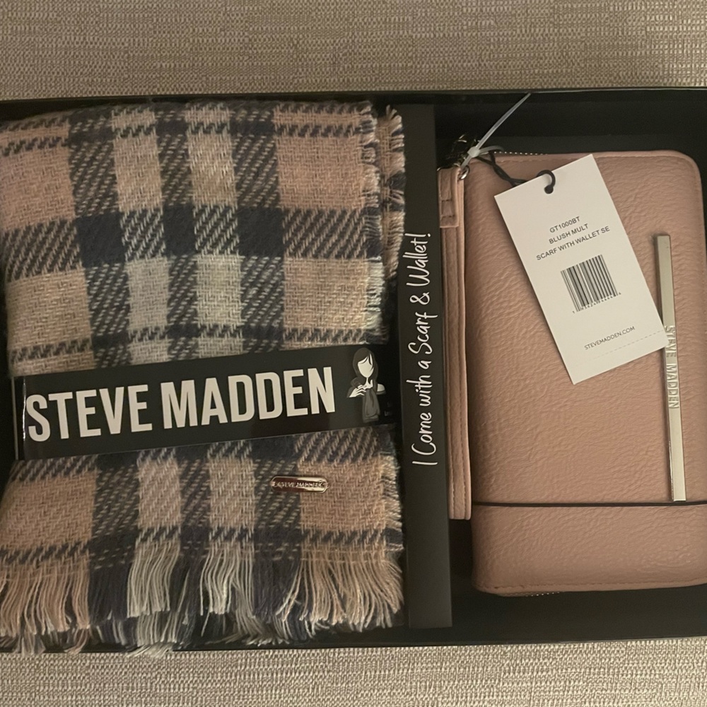 Steve Madden Scarf & Wallet Set - Picture 2 of 2